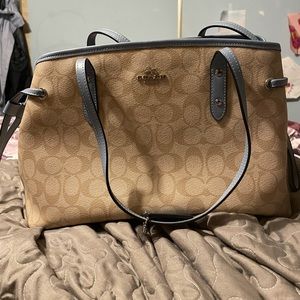 DRAWSTRING CARRYALL IN SIGNATURE (COACH F57842)
